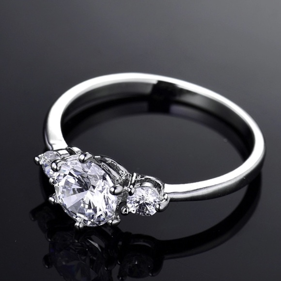 ✴️Last 1!✴️18K White Gold Swarovski Crystal Ring! - Picture 3 of 8